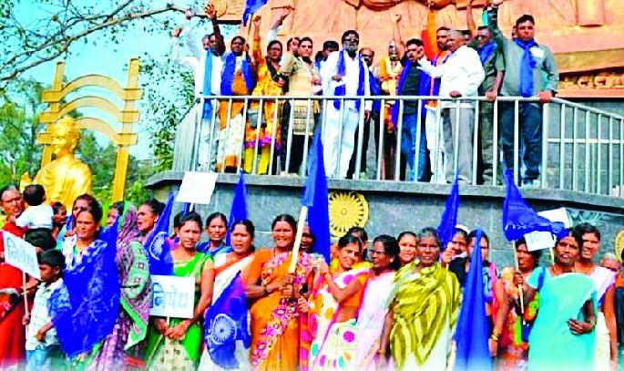 Stop the Way of the Ripine in Yavatmal | यवतमाळात रिपाइंचा रास्ता रोको Stop the Way of the Ripine in Yavatmal | यवतमाळात रिपाइंचा रास्ता रोको