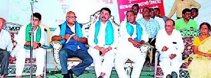 Introduce new technologies to farmers | शेतकऱ्यांपर्यंत नवे तंत्रज्ञान पोहोचवा Introduce new technologies to farmers | शेतकऱ्यांपर्यंत नवे तंत्रज्ञान पोहोचवा