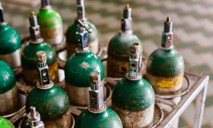 Pune Oxygen Shortage: Near a oxygen plant, but still has to bring oxygen by thousands kilometers of journey | Pune Oxygen Shortage : उशाला ऑक्सिजन प्लांट, तरीही पुण्याला हजारो किलोमीटरचा हेलपाटा मारून आणावा लागतोय ऑक्सिजन