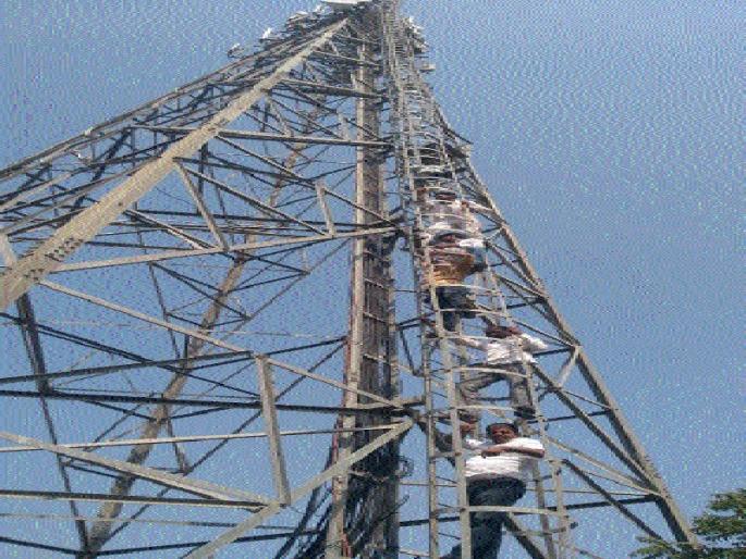 'Sholay'styl movement on Manjrathkar's tower | मंजरथकरांचे टॉवरवर ‘शोले’स्टाईल आंदोलन