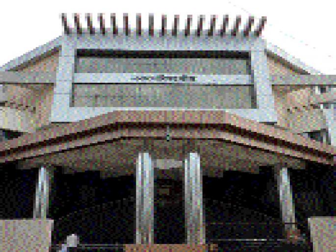 Bead city in the dark; Now the garbage will also appear on the spot | बीड शहर अंधारात; आता कचराही दिसेल जागेवरच Bead city in the dark; Now the garbage will also appear on the spot | बीड शहर अंधारात; आता कचराही दिसेल जागेवरच