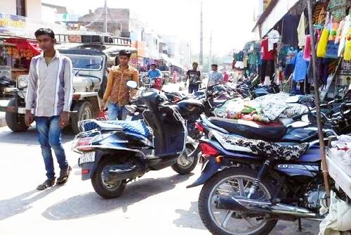 Trains run on sidewalks; Citizens of Solapur walk on the streets | गाड्या लागतात फुटपाथवर; सोलापुरातील नागरिक चालतात भर रस्त्यावर Trains run on sidewalks; Citizens of Solapur walk on the streets | गाड्या लागतात फुटपाथवर; सोलापुरातील नागरिक चालतात भर रस्त्यावर