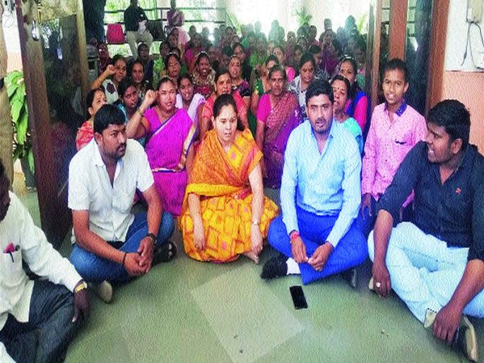 The angry citizens stopped the water supply officials | संतप्त नागरिकांनी पाणीपुरवठा अधिकाऱ्यांना डांबले The angry citizens stopped the water supply officials | संतप्त नागरिकांनी पाणीपुरवठा अधिकाऱ्यांना डांबले