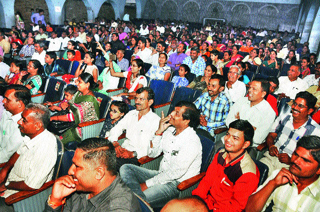  Outstanding Songs, Concerts Concentrated with Games | बहारदार गाणी, खेळांसह रंगले संमेलन