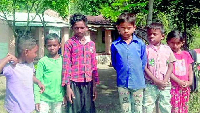 The mountain-like question of education in the Ukanda pod buried in the ditch; 16 Where should the students go? | खाईत दडलेल्या उकंडा पोडमध्ये शिक्षणाचा डोंगराएवढा प्रश्न; १६ विद्यार्थ्यांनी जायचे कुठे? The mountain-like question of education in the Ukanda pod buried in the ditch; 16 Where should the students go? | खाईत दडलेल्या उकंडा पोडमध्ये शिक्षणाचा डोंगराएवढा प्रश्न; १६ विद्यार्थ्यांनी जायचे कुठे?