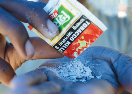 Gutkha is easily available in Thane despite being banned in the state | राज्यात बंदी तरी ठाण्यात सहज मिळतो गुटखा