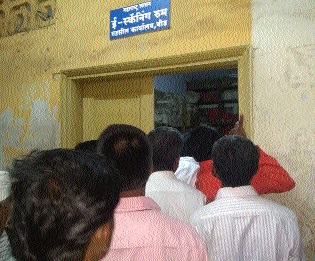 Bid has to be recovered in the records room for duplicate money | बीडमध्ये फेरफार नकलेसाठी अभिलेख कक्षात मोजावे लागतात पैसे