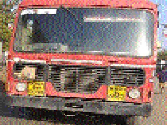 Chimukulas sitting in front of the house crashed | घरासमोर खेळणाऱ्या चिमुकलीस बसने चिरडले