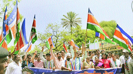 Mango movement on Aurangabad, water issue | औरंगाबादेत कचरा, पाणी प्रश्नावर मनसेचे आंदोलन Mango movement on Aurangabad, water issue | औरंगाबादेत कचरा, पाणी प्रश्नावर मनसेचे आंदोलन