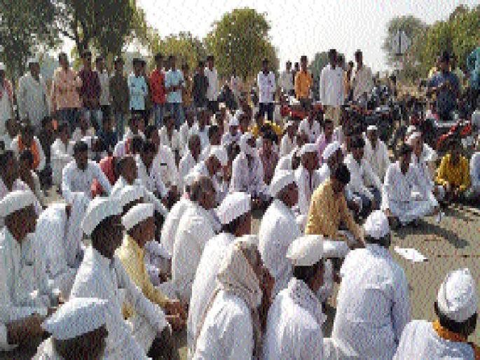 Stop the road in Kollgaon | कोळगाव येथे रास्ता रोको Stop the road in Kollgaon | कोळगाव येथे रास्ता रोको