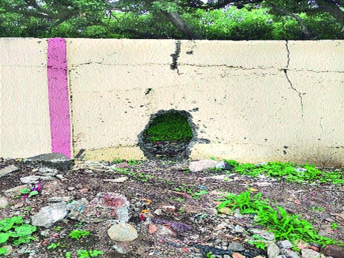 Tactile wall break | टवाळखोरांकडून संरक्षक भिंतीला भगदाड Tactile wall break | टवाळखोरांकडून संरक्षक भिंतीला भगदाड