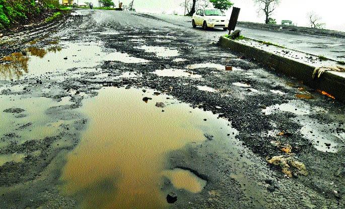  Pavement on the roads of Sapshatangad | सप्तशृंगगडावरील रस्त्यांवर खड्डे