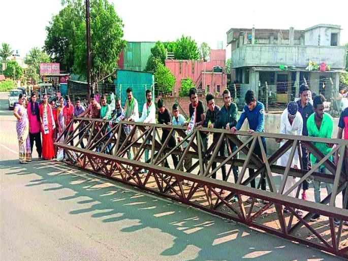 Deleted barricades | अडथळा ठरणारे बॅरिकेड््स हटविले Deleted barricades | अडथळा ठरणारे बॅरिकेड््स हटविले