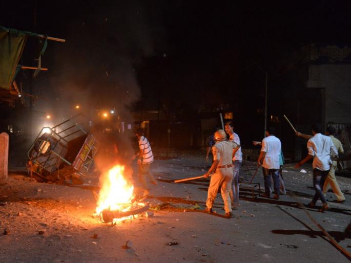 Aurangabad Violence: Clashes erupt in between two groups; shops, vehicles set on fire, Section 144 imposed | Aurangabad Violence : औरंगाबादेत दोन गटांत तुफान हाणामारी, हिंसाचारात दोन जणांचा बळी Aurangabad Violence: Clashes erupt in between two groups; shops, vehicles set on fire, Section 144 imposed | Aurangabad Violence : औरंगाबादेत दोन गटांत तुफान हाणामारी, हिंसाचारात दोन जणांचा बळी