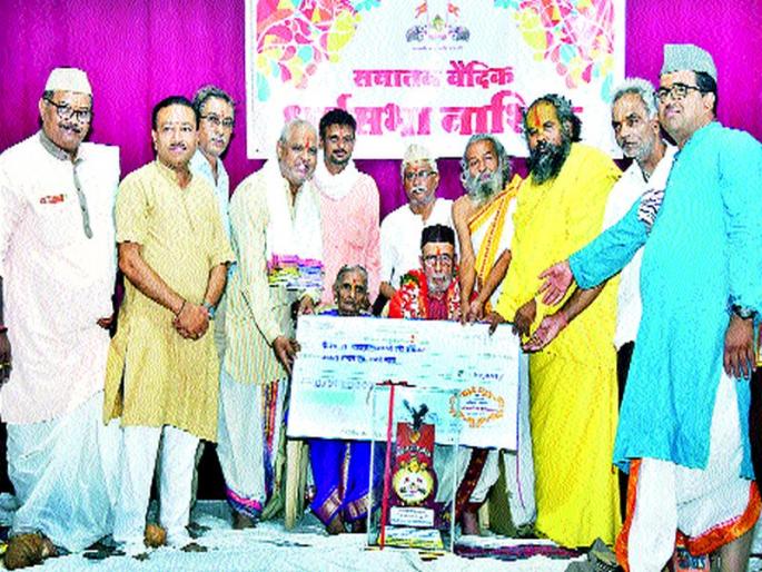 Life Career for Sanatan Vaidik Dharmashabachar | सनातन वैदिक धर्मसभेतर्फे आंबेकर यांना जीवनगौरव Life Career for Sanatan Vaidik Dharmashabachar | सनातन वैदिक धर्मसभेतर्फे आंबेकर यांना जीवनगौरव