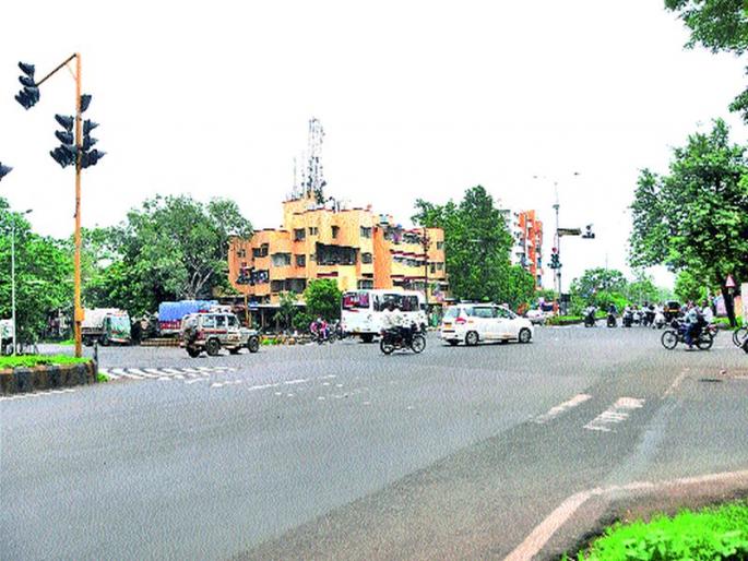 Vehicles on the Dervay road, in Taravalanagar Chaufuli | दिंडोरी रोडवरील तारवालानगर चौफुलीवर वाहने सुसाट Vehicles on the Dervay road, in Taravalanagar Chaufuli | दिंडोरी रोडवरील तारवालानगर चौफुलीवर वाहने सुसाट