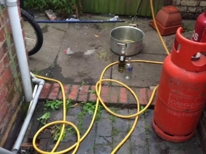 'Model Red' in the state now to destroy the desi liquor adda | हातभट्ट्या उद्ध्वस्त करण्यासाठी आता राज्यात ‘मॉडेल रेड’ 'Model Red' in the state now to destroy the desi liquor adda | हातभट्ट्या उद्ध्वस्त करण्यासाठी आता राज्यात ‘मॉडेल रेड’