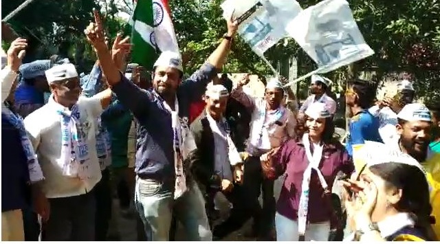Welcome of Aap Delhi victory in Nagpur | आपच्या दिल्ली विजयाचे नागपुरात स्वागत Welcome of Aap Delhi victory in Nagpur | आपच्या दिल्ली विजयाचे नागपुरात स्वागत