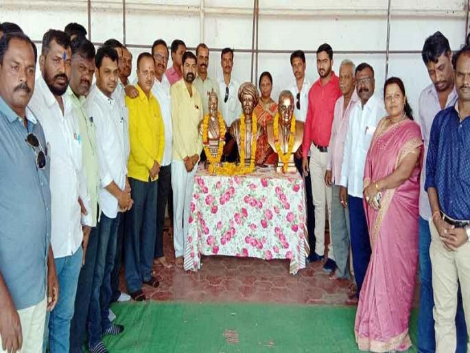 Celebrated in Mahatma Phule Jayanti in waluj | वाळूज महानगरात महात्मा फुले जयंती उत्साहात साजरी Celebrated in Mahatma Phule Jayanti in waluj | वाळूज महानगरात महात्मा फुले जयंती उत्साहात साजरी