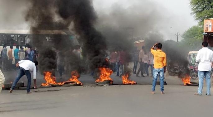 The ban was stopped in Yavatmal district, in protest against the violence against a minor girl | अल्पवयीन मुलीवरील अत्याचाराच्या निषेधार्थ यवतमाळ जिल्ह्यातील आर्णीत कडकडीत बंद The ban was stopped in Yavatmal district, in protest against the violence against a minor girl | अल्पवयीन मुलीवरील अत्याचाराच्या निषेधार्थ यवतमाळ जिल्ह्यातील आर्णीत कडकडीत बंद