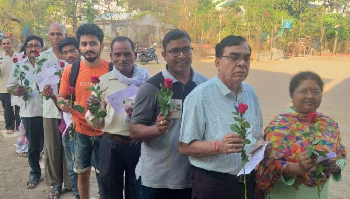 Lok Sabha Election 2019; In Yavatmal-Washim Lok Sabha constituency, polling begins at 2206 centers | Lok Sabha Election 2019; यवतमाळ-वाशिम लोकसभा मतदारसंघात २२०६ केंद्रांवर मतदानाला सुरुवात