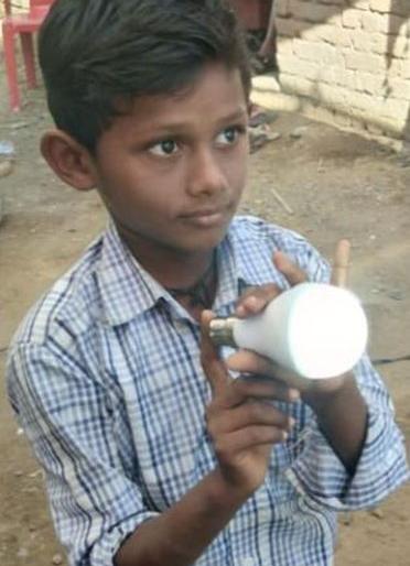 Just different! 'They' lightened the bulb only by touching the finger | जरा हटके! ‘त्यांच्या’ केवळ स्पर्शाने लागतो बल्ब Just different! 'They' lightened the bulb only by touching the finger | जरा हटके! ‘त्यांच्या’ केवळ स्पर्शाने लागतो बल्ब