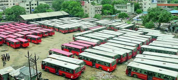 Nagapur city bus service suspended for 34 hours, stricken passengers | नागपुरातील शहर बससेवा ३४ तास ठप्प, प्रवासी त्रस्त Nagapur city bus service suspended for 34 hours, stricken passengers | नागपुरातील शहर बससेवा ३४ तास ठप्प, प्रवासी त्रस्त