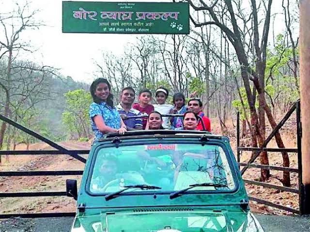 The striped tiger run away from the bore tiger area? | बोर व्याघ्र परिसरातून पट्टेदार वाघांची पळवापळवी? The striped tiger run away from the bore tiger area? | बोर व्याघ्र परिसरातून पट्टेदार वाघांची पळवापळवी?