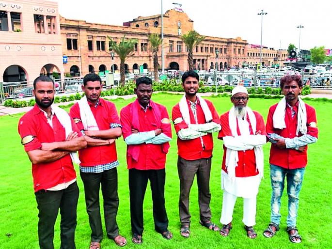 Salute to the dedication of the coolies on the Nagpur railway station | नागपूर रेल्वेस्थानकावरील कुलींच्या समर्पणभावाला सलाम Salute to the dedication of the coolies on the Nagpur railway station | नागपूर रेल्वेस्थानकावरील कुलींच्या समर्पणभावाला सलाम