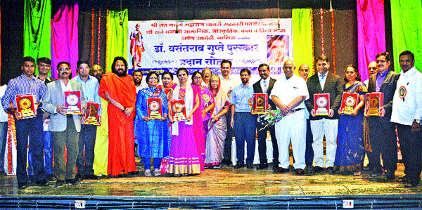 Take care of the doctor's service | डॉक्टरांच्या सेवेची दखल घ्यावी