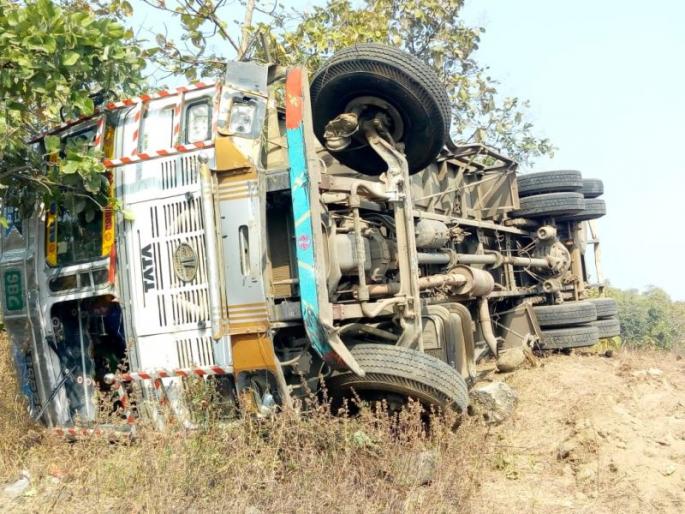 Container accident on Nagpur-Amravati highway; Driver killed | नागपूर-अमरावती महामार्गावर कंटेनरचा अपघात; ड्रायव्हर ठार Container accident on Nagpur-Amravati highway; Driver killed | नागपूर-अमरावती महामार्गावर कंटेनरचा अपघात; ड्रायव्हर ठार