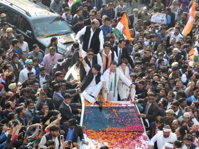 priyanka gandhi roadshow thieves steal dozens mobile phones congress leader sitting on dharna | प्रियंका गांधींच्या रॅलीत कार्यकर्त्यांचे मोबाईल लंपास; काँग्रेस नेत्यांचं धरणं आंदोलन priyanka gandhi roadshow thieves steal dozens mobile phones congress leader sitting on dharna | प्रियंका गांधींच्या रॅलीत कार्यकर्त्यांचे मोबाईल लंपास; काँग्रेस नेत्यांचं धरणं आंदोलन