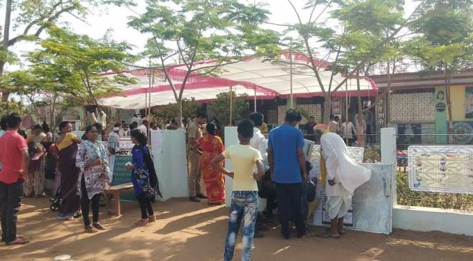 Lok Sabha Election 2019; Polling stations in Gadchiroli have been changed in fear of Naxalites | Lok Sabha Election 2019; नक्षल्यांच्या धास्तीने गडचिरोलीत ऐनवेळी बदलावी लागली मतदान केंद्रे Lok Sabha Election 2019; Polling stations in Gadchiroli have been changed in fear of Naxalites | Lok Sabha Election 2019; नक्षल्यांच्या धास्तीने गडचिरोलीत ऐनवेळी बदलावी लागली मतदान केंद्रे
