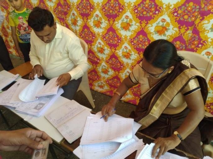 Lok Sabha Election 2019; Voter sleep has not been distributed to some voters in Nagpur, mess around the center | Lok Sabha Election 2019; नागपुरात काही मतदारांना वोटर स्लीप वितरित झाली नाही, केंद्राबाहेर गोंधळ Lok Sabha Election 2019; Voter sleep has not been distributed to some voters in Nagpur, mess around the center | Lok Sabha Election 2019; नागपुरात काही मतदारांना वोटर स्लीप वितरित झाली नाही, केंद्राबाहेर गोंधळ