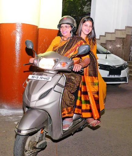 All officials returned vehicles along with the mayor of Nagpur | नागपूरच्या महापौरांसह पदाधिकाऱ्यांच्या गाड्या परत All officials returned vehicles along with the mayor of Nagpur | नागपूरच्या महापौरांसह पदाधिकाऱ्यांच्या गाड्या परत