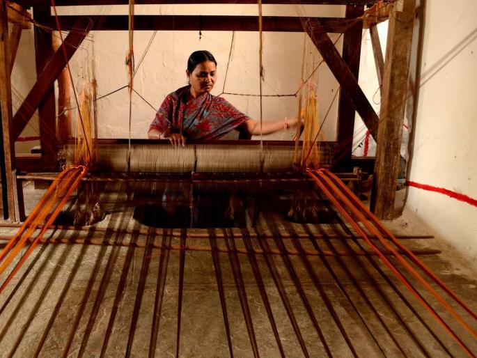 Weavers in the state have started 'Weaver Friends' Helpline | राज्यातील विणकरांसाठी ‘बुनकर मित्र’ हेल्पलाईन सुरू Weavers in the state have started 'Weaver Friends' Helpline | राज्यातील विणकरांसाठी ‘बुनकर मित्र’ हेल्पलाईन सुरू