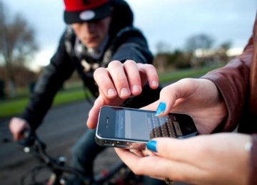 A minor thieves wiped the mobile phones of the women police | अल्पवयीन चोरट्याने चक्क महिला पोलिसाचाच मोबाईल हिसकावला...मग पुढे काय? A minor thieves wiped the mobile phones of the women police | अल्पवयीन चोरट्याने चक्क महिला पोलिसाचाच मोबाईल हिसकावला...मग पुढे काय?