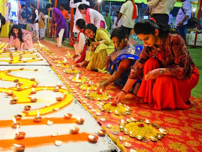 Tribute to Pulwama martyrs in Nagpur by lighting 11 thousand lamps | नागपुरात ११ हजार दिव्यांनी पुलवामा शहिदांना श्रद्धांजली Tribute to Pulwama martyrs in Nagpur by lighting 11 thousand lamps | नागपुरात ११ हजार दिव्यांनी पुलवामा शहिदांना श्रद्धांजली
