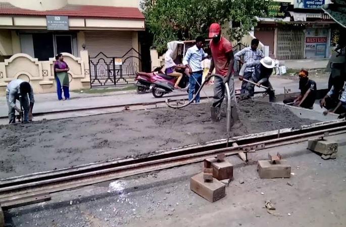 Break in development works in Nagpur! Corporation's road works also stopped | नागपुरात विकास कामांना ब्रेक! मनपाची रस्त्यांची कामेही थांबली Break in development works in Nagpur! Corporation's road works also stopped | नागपुरात विकास कामांना ब्रेक! मनपाची रस्त्यांची कामेही थांबली