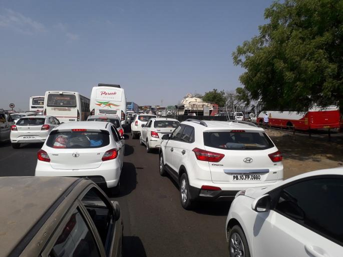 One-and-a-half hour traffic jam on Nagar Road | नगररोडवर दीड तास वाहतूक ठप्प One-and-a-half hour traffic jam on Nagar Road | नगररोडवर दीड तास वाहतूक ठप्प