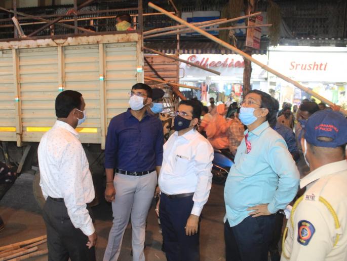the commissioner and deputy commissioner took to the streets to take action against the peddlers | फेरीवाल्यांवर कारवाईसाठी अखेर आयुक्त व उपायुक्तच उतरले रस्त्यावर; लोकमतच्या बातम्यांचा प्रभाव the commissioner and deputy commissioner took to the streets to take action against the peddlers | फेरीवाल्यांवर कारवाईसाठी अखेर आयुक्त व उपायुक्तच उतरले रस्त्यावर; लोकमतच्या बातम्यांचा प्रभाव