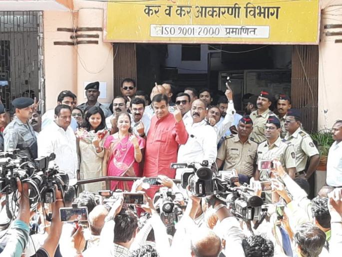 Lok Sabha Election 2019; Nitin Gadkari Voting with family | Lok Sabha Election 2019; नितीन गडकरी यांनी केले कुटुंबियांसमवेत मतदान Lok Sabha Election 2019; Nitin Gadkari Voting with family | Lok Sabha Election 2019; नितीन गडकरी यांनी केले कुटुंबियांसमवेत मतदान