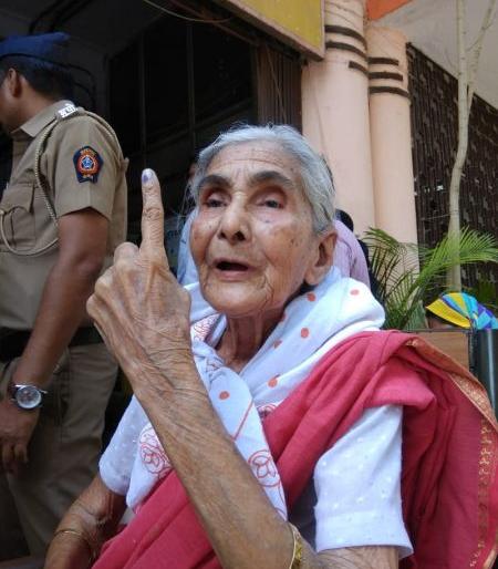 Lok Sabha Election 2019; Over 90 years of age, voting enthusiasm ... | Lok Sabha Election 2019; वयोमान नव्वदी पार, मतदानाचा उत्साह मात्र अटकेपार...