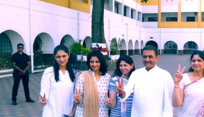 Maharashtra Election Voting Live; Praful Patel voted with his family | Maharashtra Election Voting Live; प्रफुल्ल पटेल यांनी कुटुंबियांसह केले मतदान