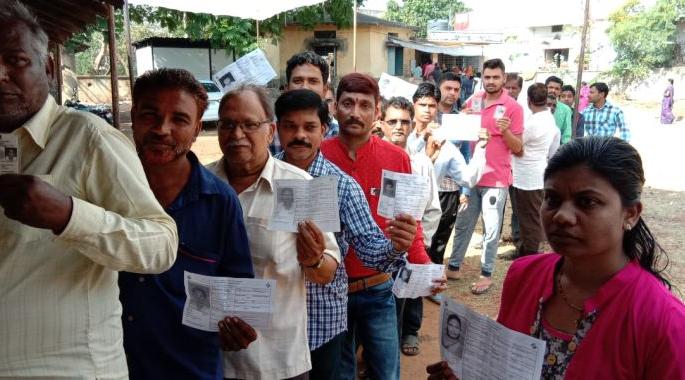 Lok Sabha Election 2019; In Vidarbha, 5 to 9 percent polling in the first three hours | Lok Sabha Election 2019; विदर्भात पहिल्या तीन तासात ५ ते ९ टक्के मतदान Lok Sabha Election 2019; In Vidarbha, 5 to 9 percent polling in the first three hours | Lok Sabha Election 2019; विदर्भात पहिल्या तीन तासात ५ ते ९ टक्के मतदान