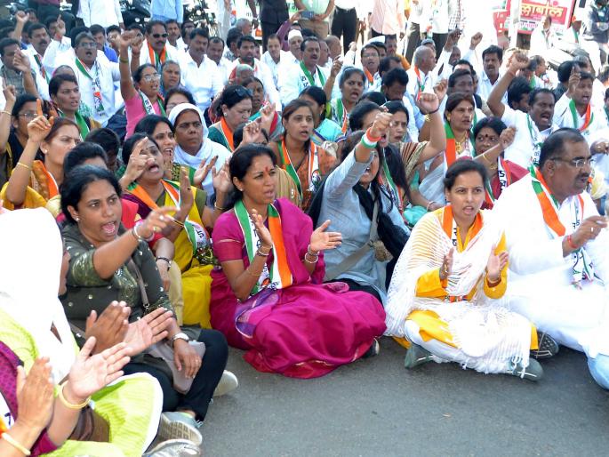 Nagpur Police stops morcha, situation get tensed for some time | नागपूर अधिवेशनावर हल्लाबोलपूर्वीच पोलिसांनी केली नाकाबंदी; तणावपूर्ण स्थिती Nagpur Police stops morcha, situation get tensed for some time | नागपूर अधिवेशनावर हल्लाबोलपूर्वीच पोलिसांनी केली नाकाबंदी; तणावपूर्ण स्थिती