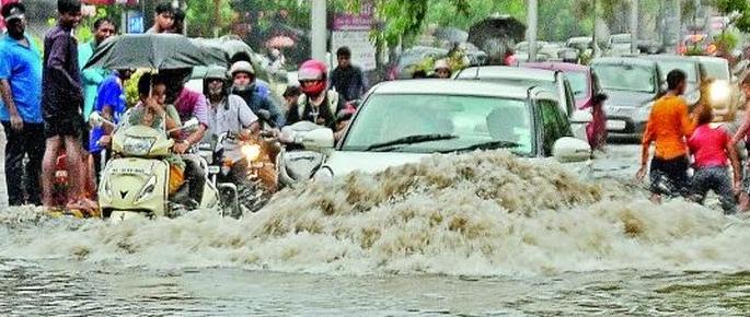 Traffic jam by strong rains in Nagpur | नागपुरात दमदार पावसाने केली वाहतूक कोंडी Traffic jam by strong rains in Nagpur | नागपुरात दमदार पावसाने केली वाहतूक कोंडी