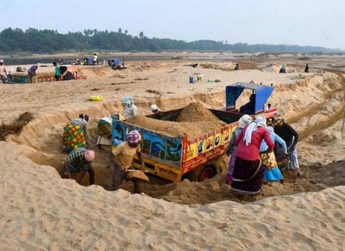 Police help sand smugglers in Nagpur; Four policemen were immediately suspended | नागपुरात रेती तस्करांना पोलिसांचीच मदत; चार पोलीस तात्काळ निलंबित Police help sand smugglers in Nagpur; Four policemen were immediately suspended | नागपुरात रेती तस्करांना पोलिसांचीच मदत; चार पोलीस तात्काळ निलंबित