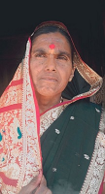 The woman's head is severed due to the pad being stuck in the threshing machine | मळणी यंत्रात पदर अडकून महिलेचे शीर धडावेगळे The woman's head is severed due to the pad being stuck in the threshing machine | मळणी यंत्रात पदर अडकून महिलेचे शीर धडावेगळे