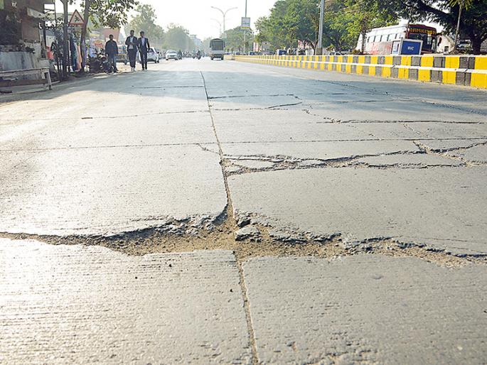Will cement roads long lasting in Nagpur for 50 years? Within a year cracked on the road | नागपुरातील सिमेंट रस्ते ५० वर्षे टिकतील का ? वर्षभरातच भेगा Will cement roads long lasting in Nagpur for 50 years? Within a year cracked on the road | नागपुरातील सिमेंट रस्ते ५० वर्षे टिकतील का ? वर्षभरातच भेगा